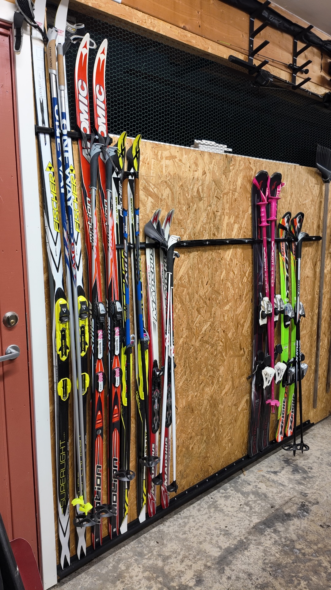 Norskprodusert veggholder for ski – ryddig, smart og gulvfri oppbevaring.