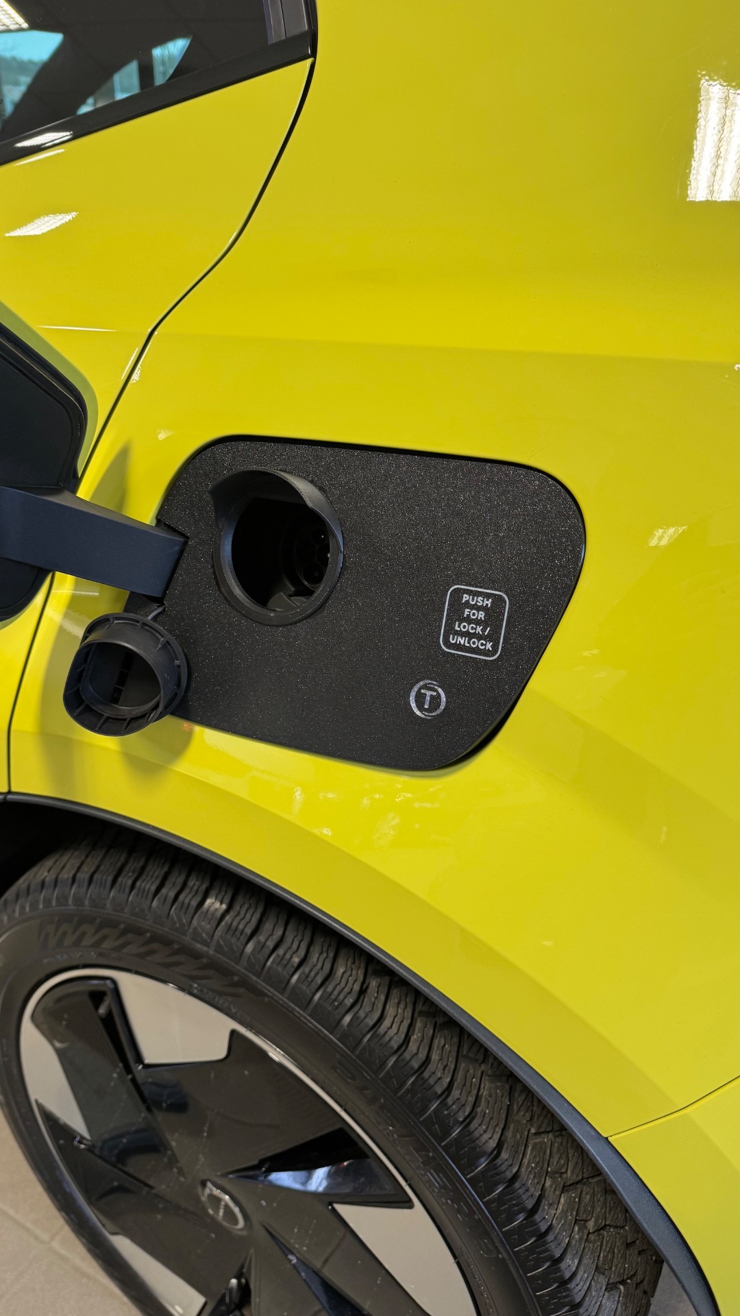 Ladedeksel til Volvo EX30 låst i bilens originale ladelukelås under lading