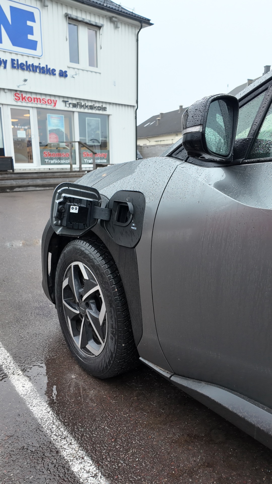 Ladedeksel montert på Subaru Solterra under lading – beskytter ladeport mot regn, snø og smuss