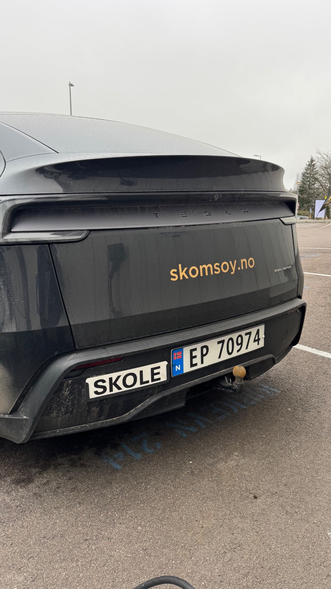 SKOLE skilt holder til bil uten magnet – festet på Tesla